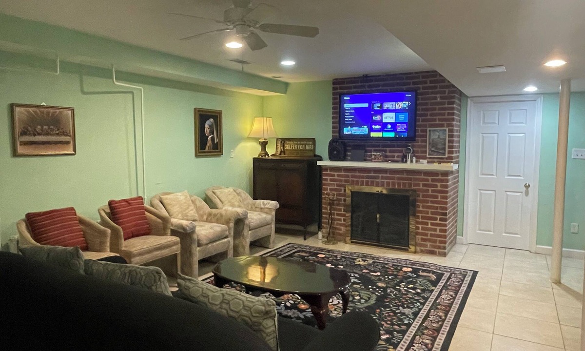 Groveton House | Spacious 3-bedroom basement with full kitchen in charming Alexandria