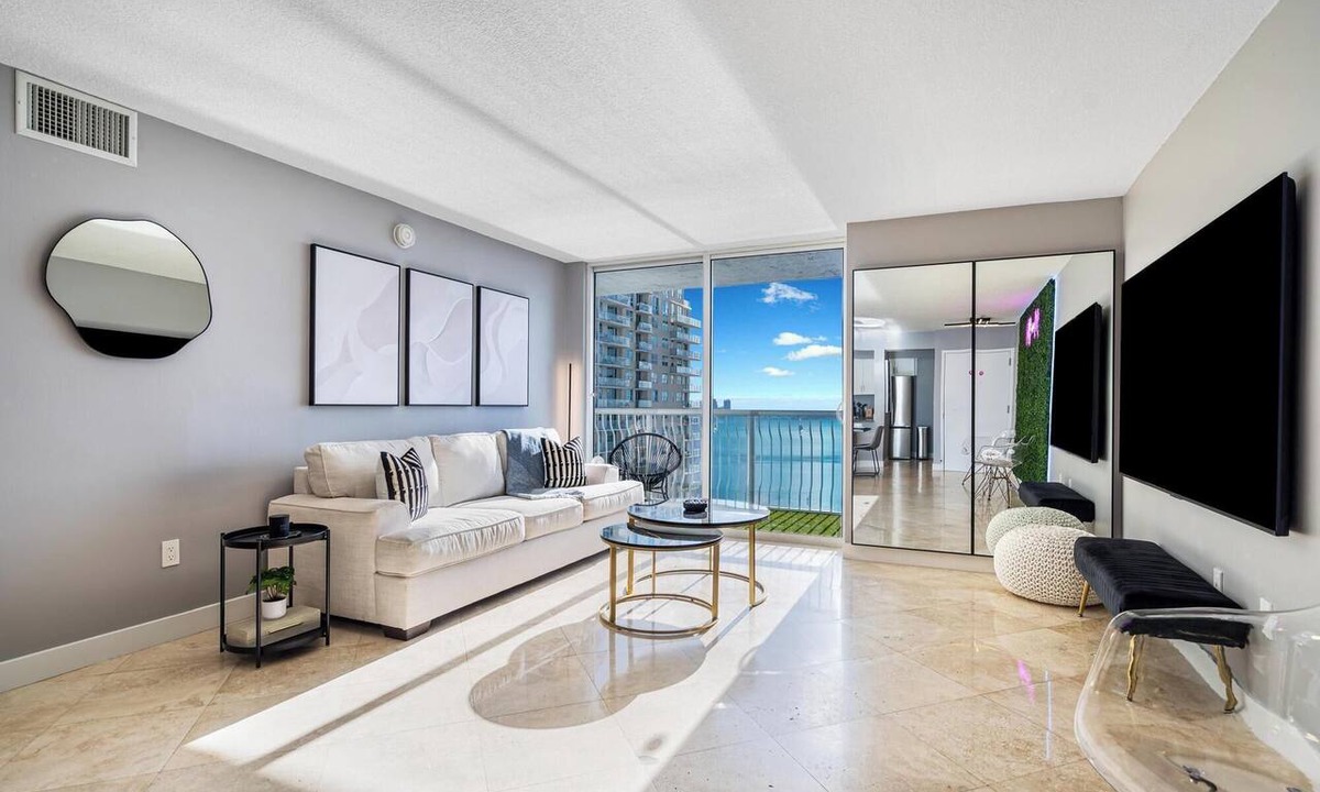 Brickell Condo | Spacious 3BR Pool/Gym 15min to Bayfront Fest