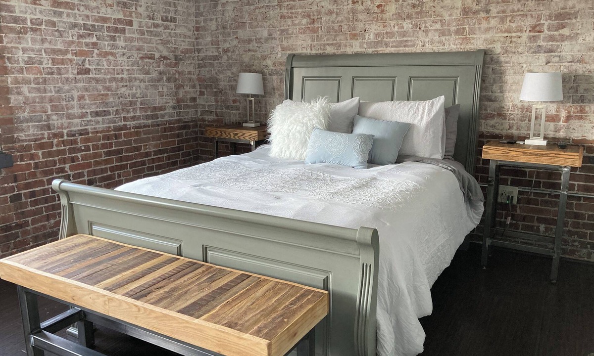 Fox Point Apartment | Spacious 4-bedroom riverfront loft apartment