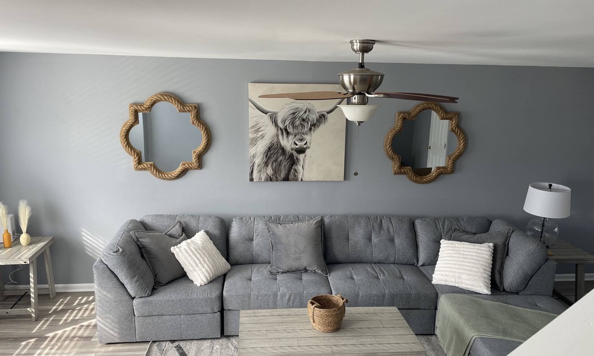 Middletown House | Spacious 4 Bedroom Townhouse- Location, Location!
