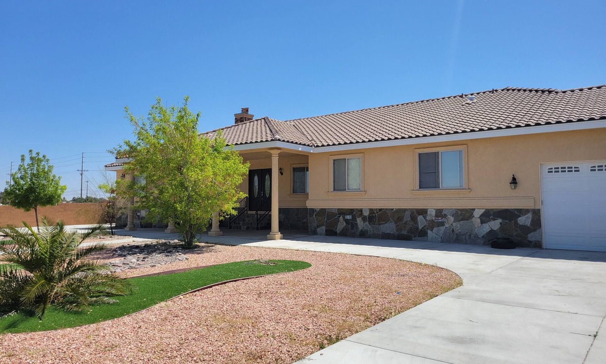Lancaster House | Spacious 7-bedroom house in peaceful Palmdale with AC