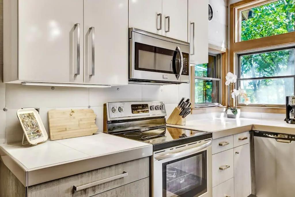 Bushkill House | Spacious Design Lodge In Woods - Bushkill