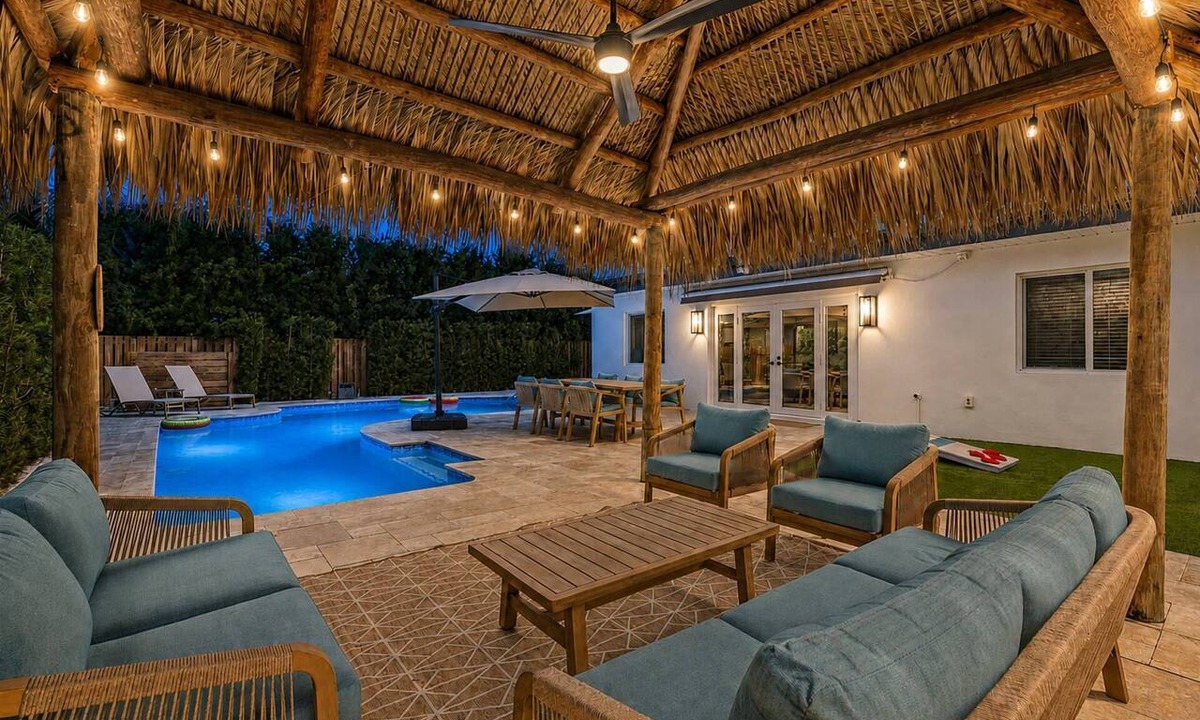 Central Fort Lauderdale House | Spacious Designer 4BR Pool Home Near Beach | BBQ & Games