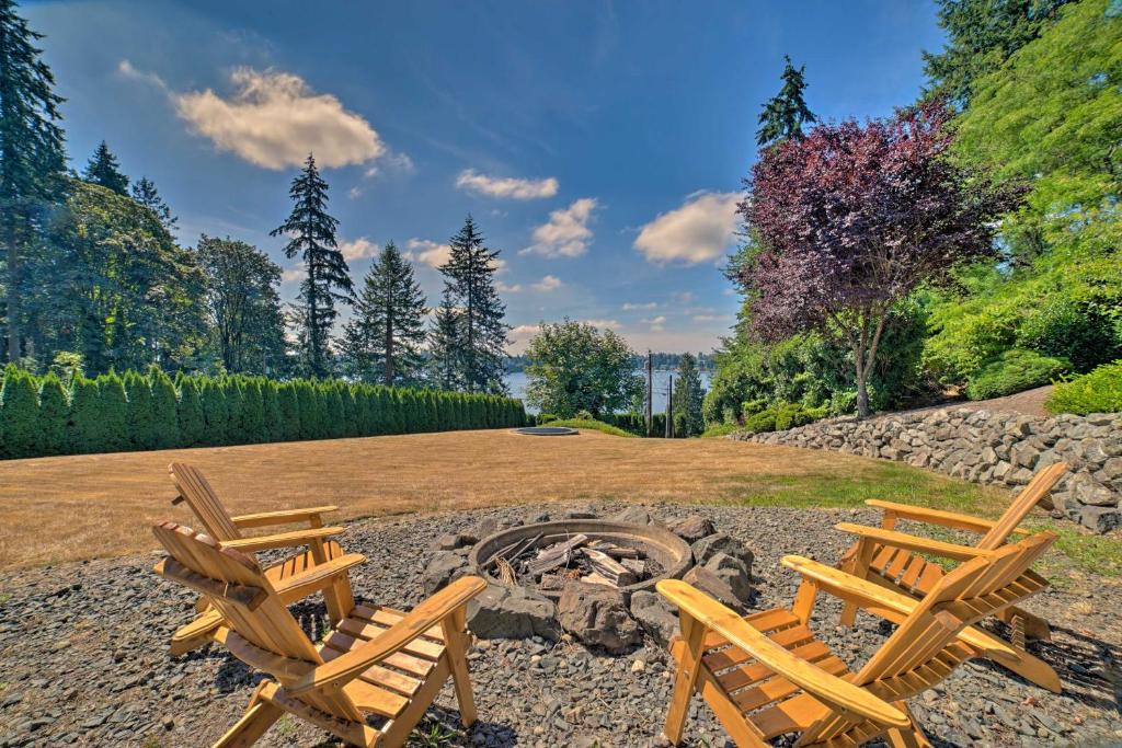 Lake Stevens House | Spacious Lake Stevens Home w/Fire Pit, Patio