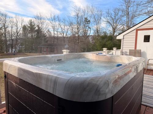 Lake Harmony House | Spacious Modern Gem - Walk to Lake, Minutes to Ski