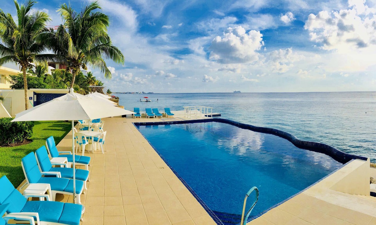 Zona Hotelera Norte Condo | Spectacular oceanfront condo! 3 Bed 3 Bath with oceanside pool & best snorkeling