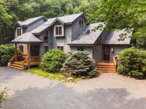 Pocono Pines House | Split Rock Classic Chalet – Game Room & Family Friendly