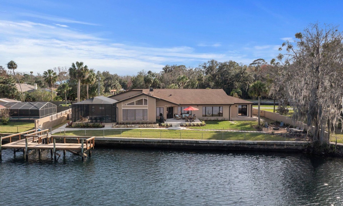 Homosassa House | Springs Waterfront, kayaks and pool, room for the whole fam + friends