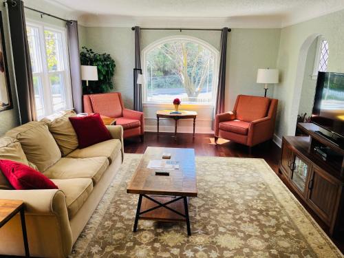 Pullman Apartment | State Street Cottage, Suite 2