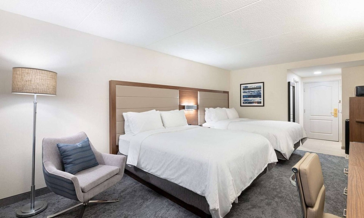 East Cambridge Hotel | Steps to Cambridge Crossing | Free Breakfast