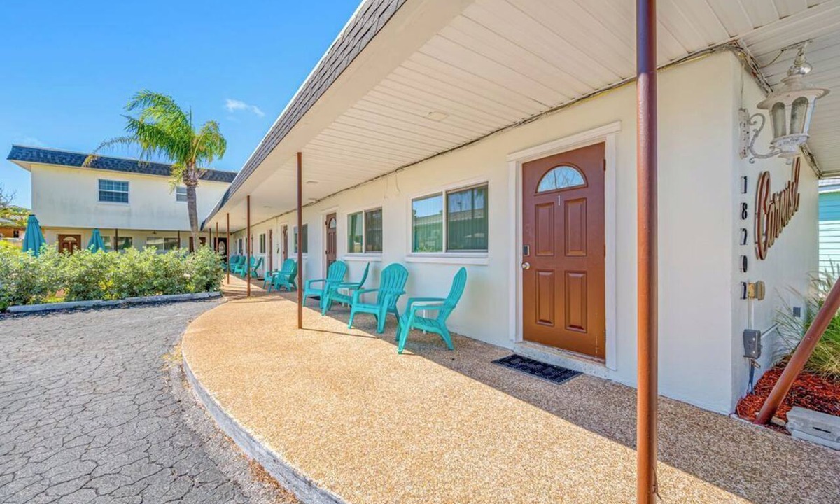 Sunset Reef Hotel | Steps To The Beach-REMODELED Cozy Studio- Carousel Suites #3