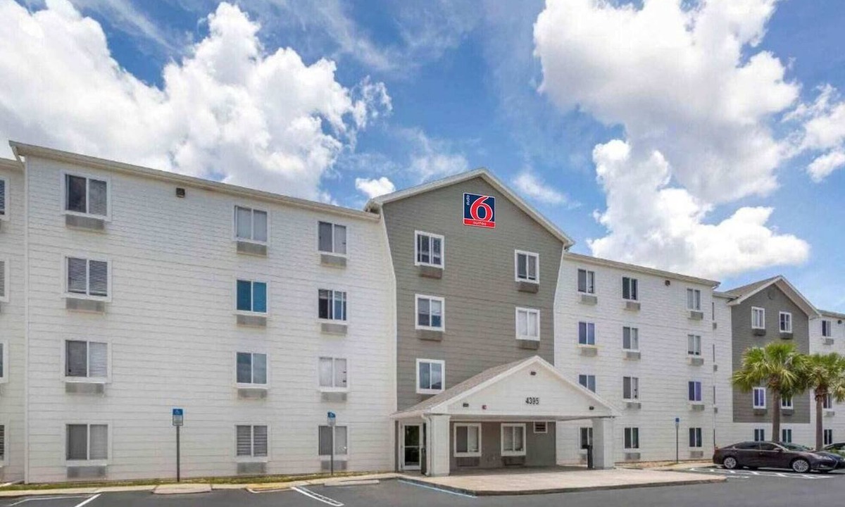 Fort Myers Apartment | Studio 6 Fort Myers|ADA|Full Bed, Tub, Smoking|Kitchen