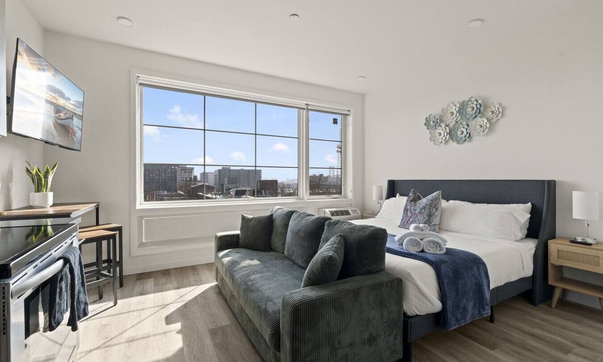 Poplar Apartment | Studio Apartment with Skyline Views, Free Parking, King Bed, and Gym