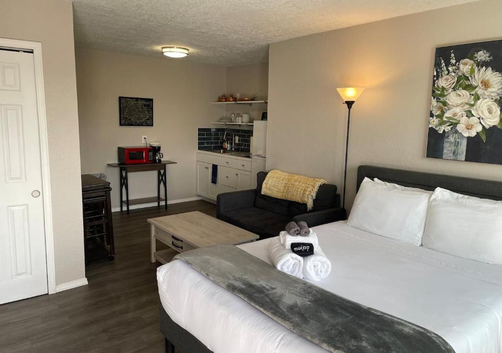 University Heights Apartment | Studio wbalcony-Nob Hill, UNMH, Pres Hosp