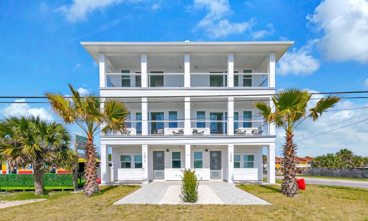 Bahama Beach House | ☀️Stunning 6BR Home-Private Pool-Across from Beach-Golden Seashell West☀️