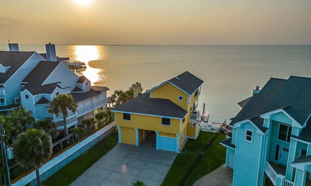 Jamaica Beach House | Stunning Bayfront Home! Panoramic Views, Fishing, Crabbing and Epic Sunsets.