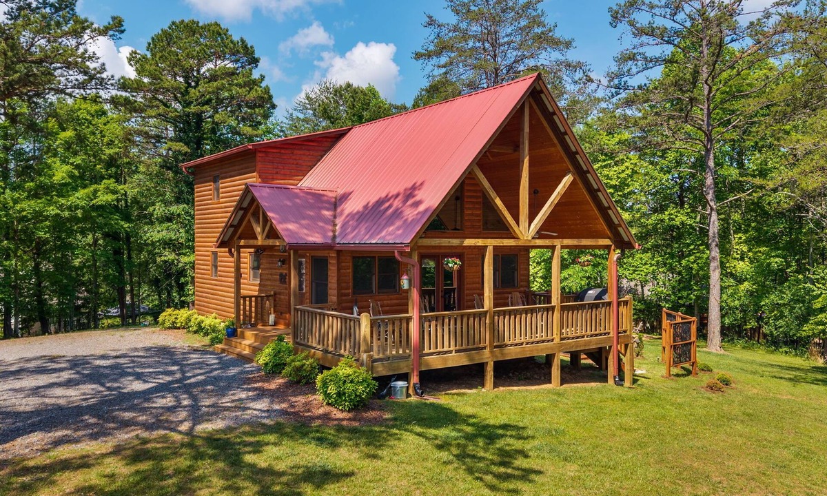 Murphy Cabin | Stunning chalet close to Murphy. Hot Tub, Fire Pit, Dog Friendly, Ample Parking