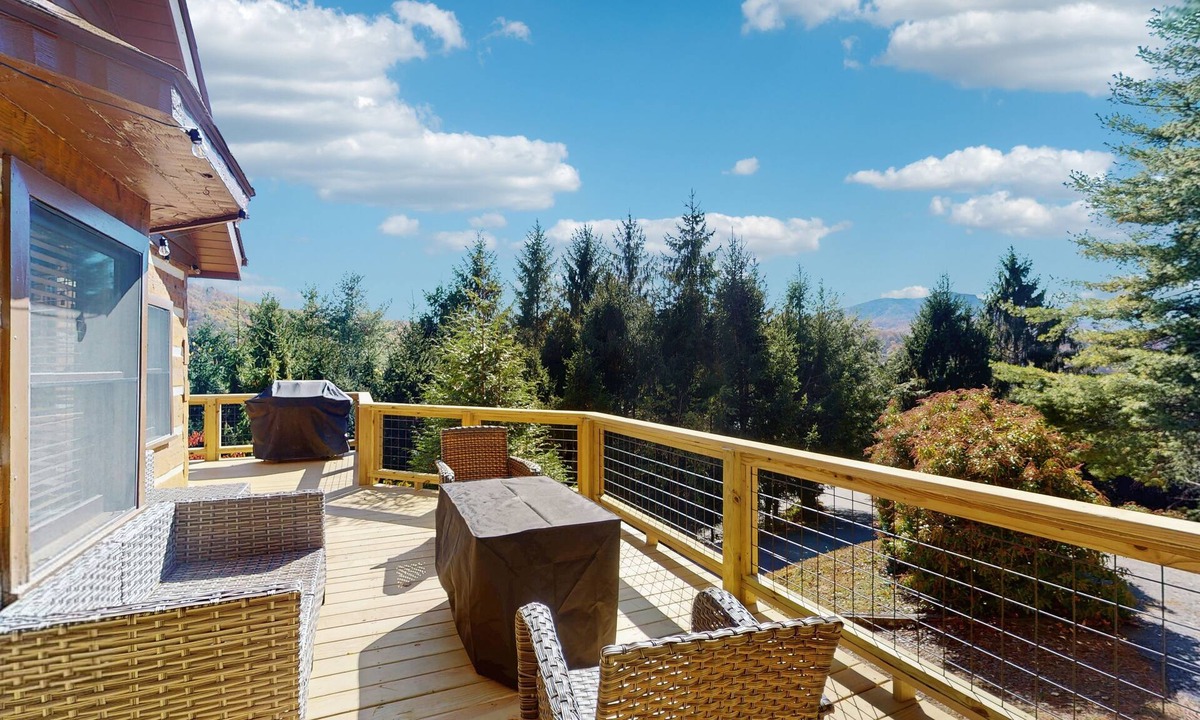 Foscoe Cabin | Stunning mountain view home with large deck and close to local attractions