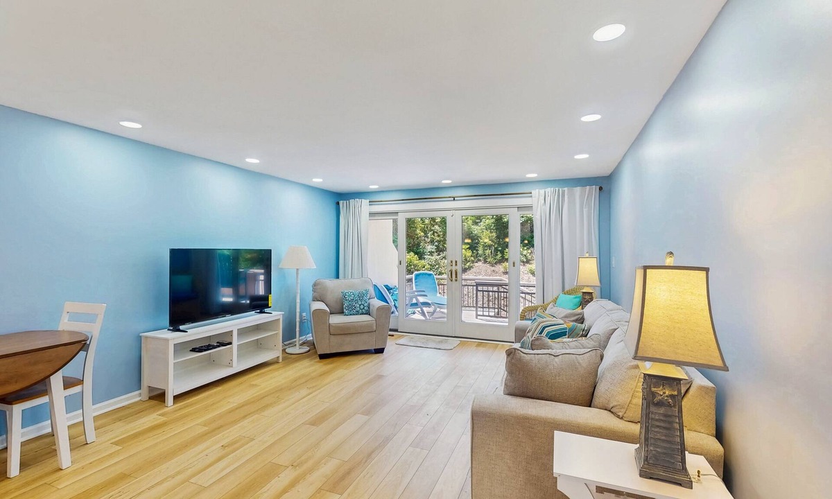 Pine Knoll Shores Condo | Stunning ocean-front condo with shared pool and direct beach access