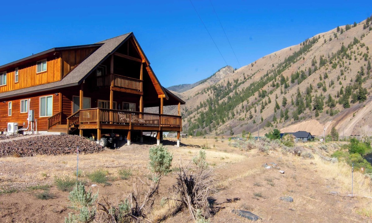 Salmon House | Stunning Salmon Riverfront Cabin