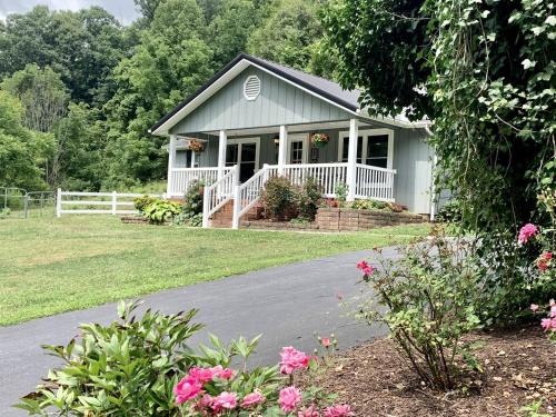 Sugar Grove House | Stunning Secluded Cottage with Hot-tub in Breech House, North Carolina