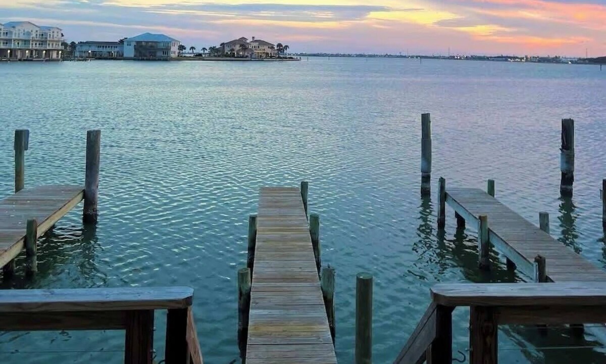 Key Allegro Condo | Stunning Waterfront Condo on the Bay with Private Boat Slip-Little Bay Getaway