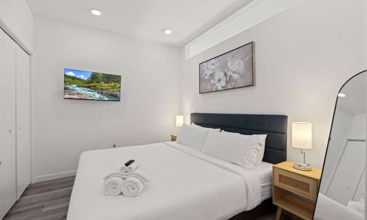 Poplar Apartment | Stylish 1Br King with Gym in the Heart of Old City
