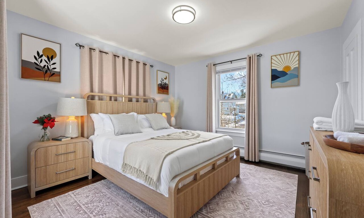 Bristol Apartment | Stylish 2BR Apartment Fireplace Workspace 2 Parking Spots