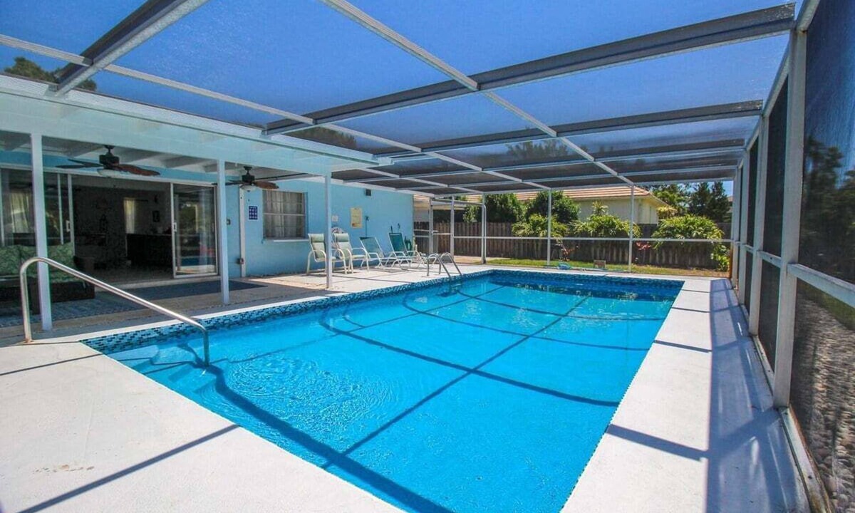 South Sarasota House | Stylish 3/2 pool home near Siesta Key - Turtle House