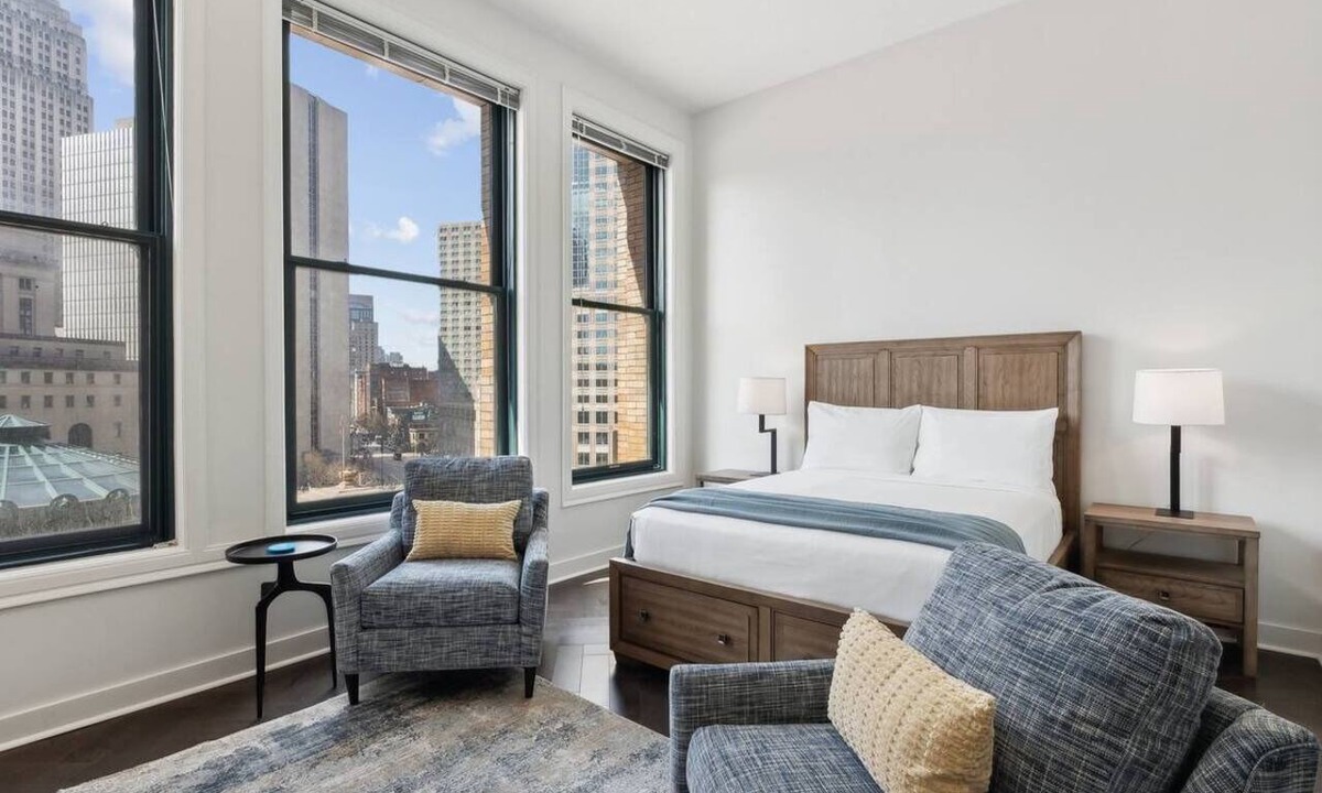 Downtown Pittsburgh Apartment | Stylish Apartment w/Full Kitchen & Laundry | Iconic Union Station – Downtown