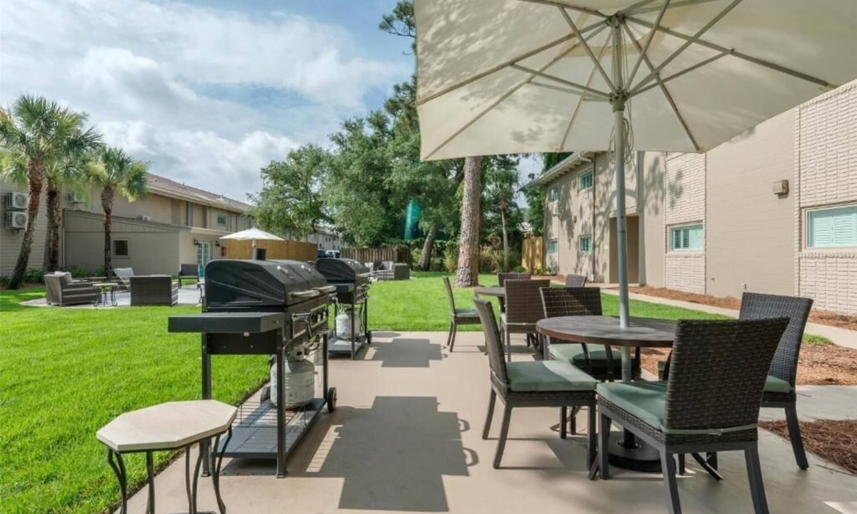 Jekyll Island Hotel | Stylish Island Getaway | Onsite Outdoor Pool | Free Breakfast | Pets Allowed