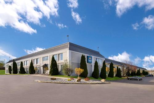 Lindbergh Lawns Hotel | Suburban Studios Syracuse Fairgrounds