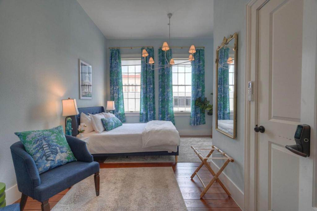 Crystal Beach Hotel | Sugars Inn Room 4 Historic NOLA Charm in Downtown Galveston