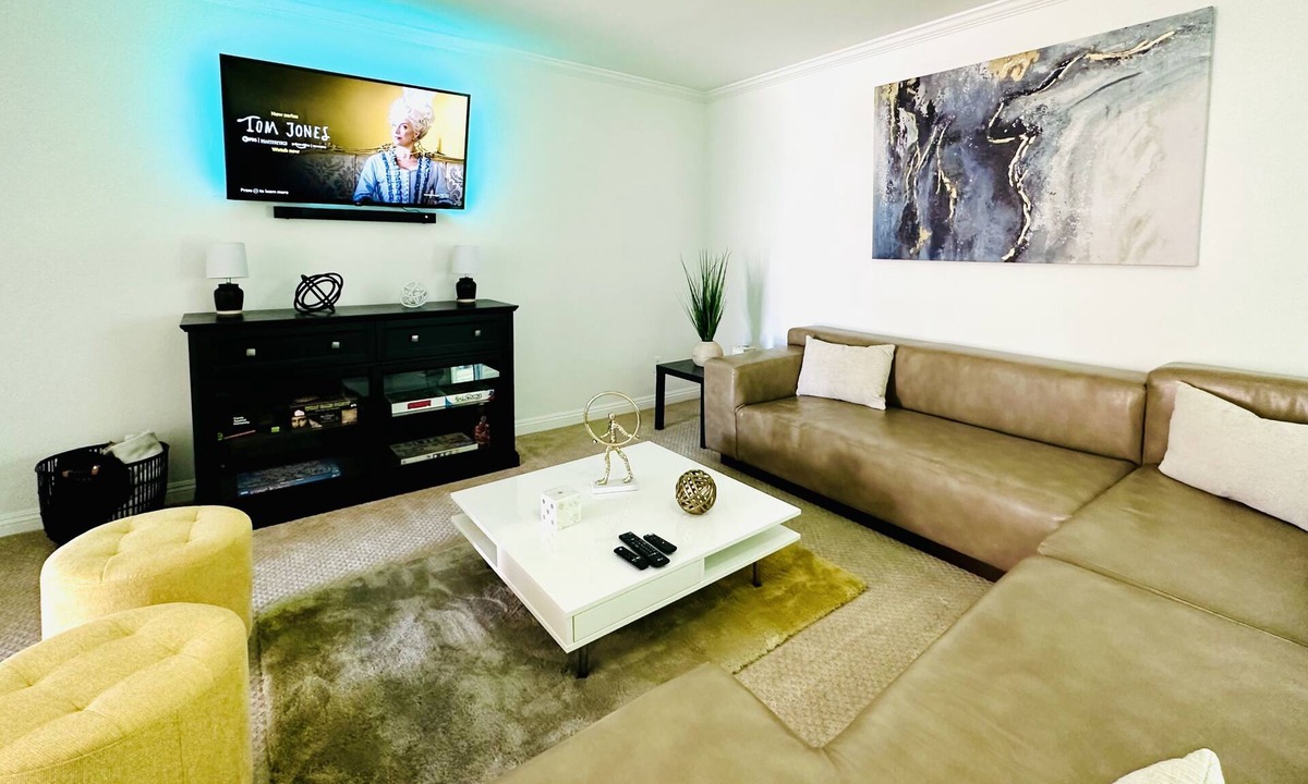 Paradise House | Summer Retreat in Las Vegas! Pool, Arcade, Pool Table & more….