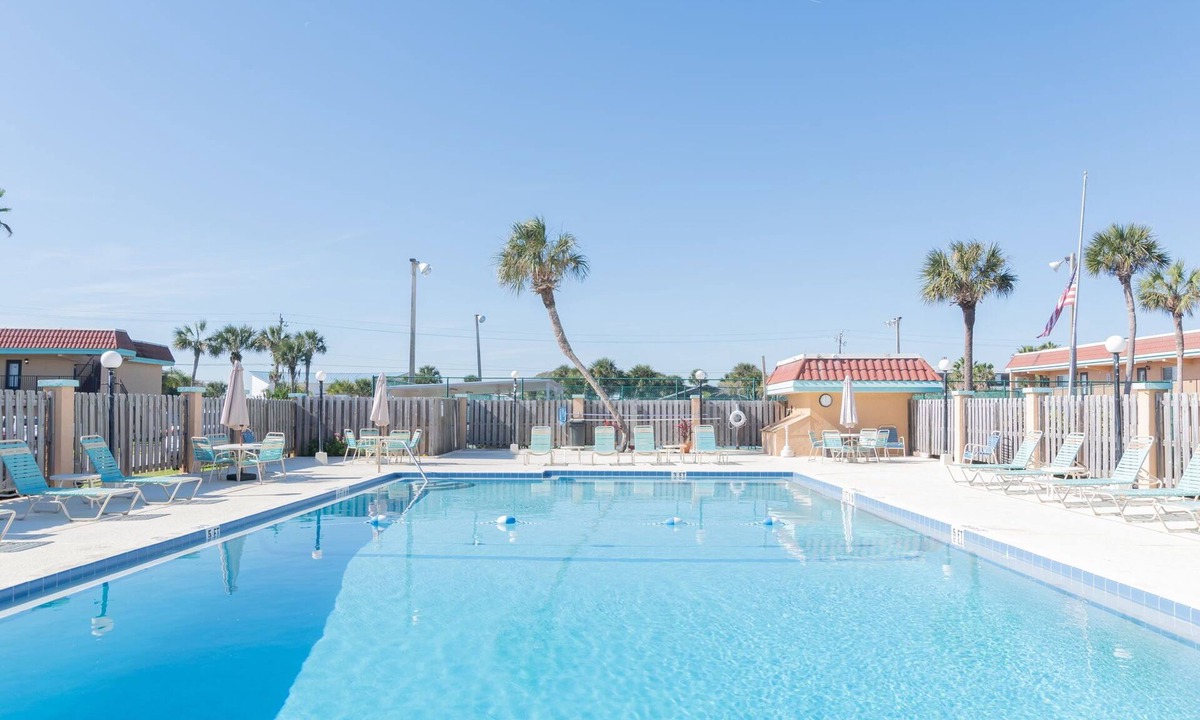 Crescent Beach Condo | Summer Vacation/Close to St Augustine/Steps to Beach, Pool, Dock/Beach Supplies