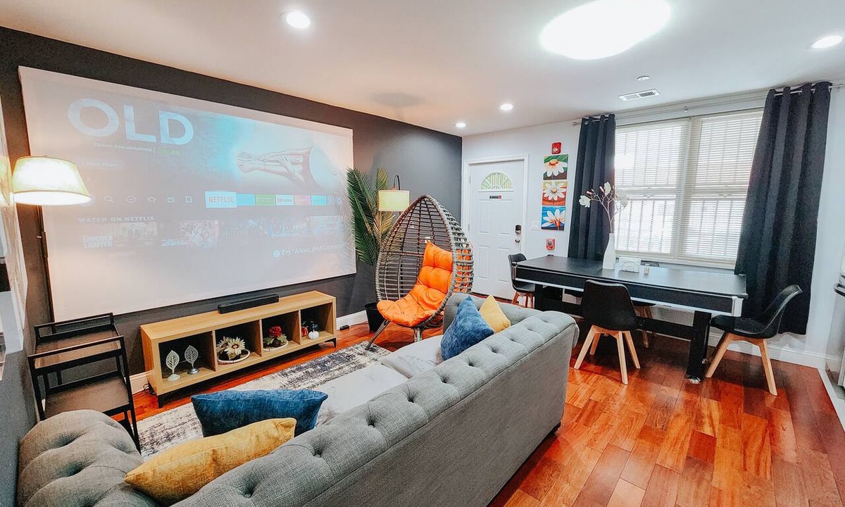 West Poplar Apartment | Sun/3 King Beds/2 Free Driveway Parking