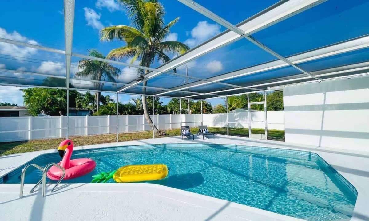 Hollywood Hills Villa | SUN VILLA Private Pool Home Near Hard Rock Stadium & Beach