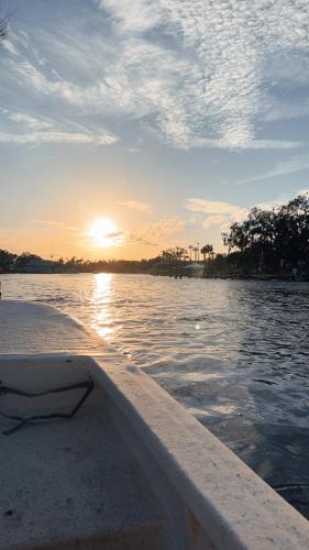 Homosassa House | Sunkissed Sassa Cottage Sleeps 8 with fenced yard, 1 Dog Ok
