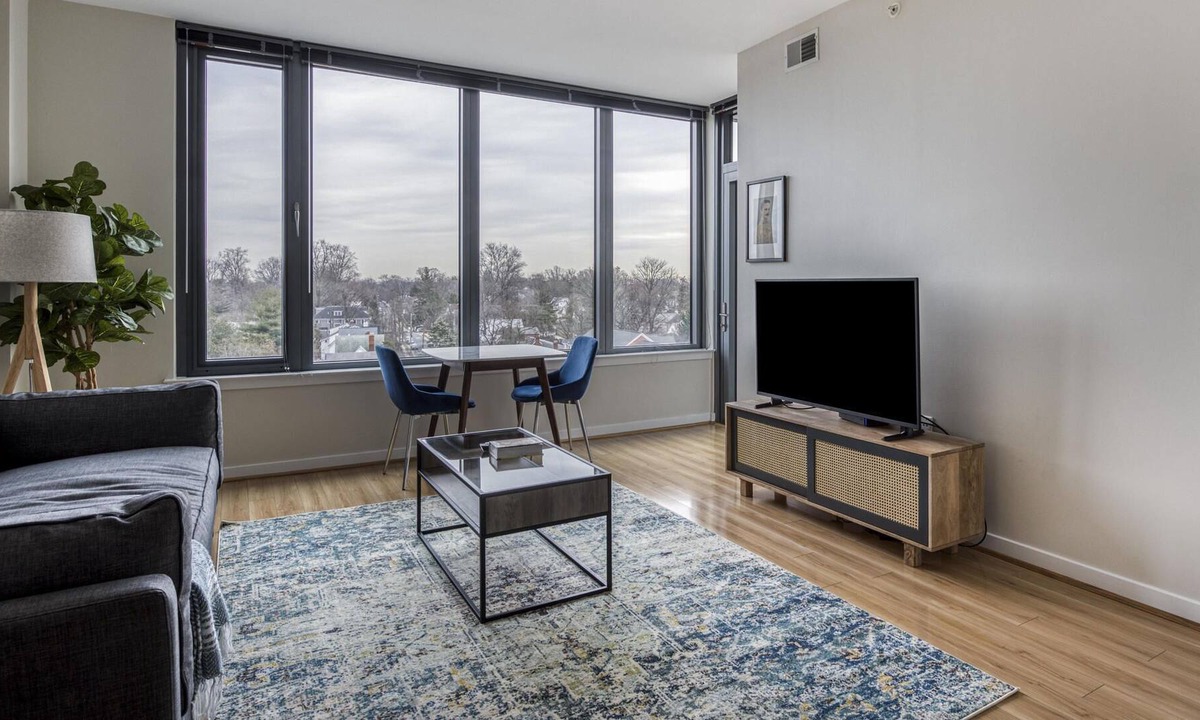 Bethesda Apartment | Sunny 1BR Near Woodmont Triangle w/ Amenities