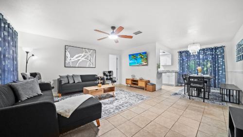 Sarasota Springs House | Sunny 3BR Oasis with Water View and Beach Gear Near Siesta