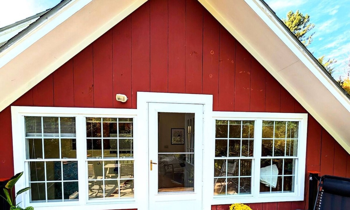 Warren Apartment | Sunny Alpine Suite Walk to Lake Private Deck Yard and Gardens w/Fire Pit