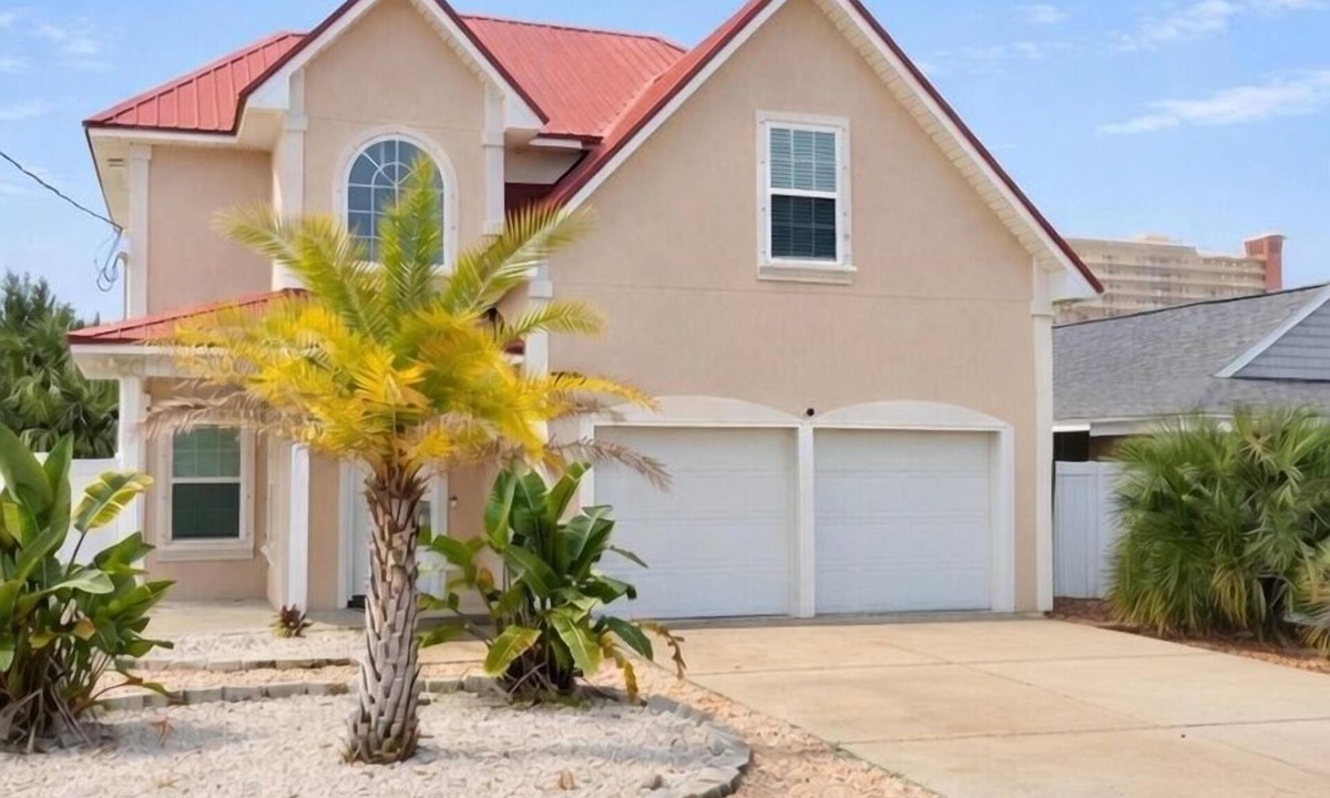 Holiday Beach House | Sunset Escape - Walk to Beach, Pet-Friendly, Near Pier Park & 30A - Free Golf!