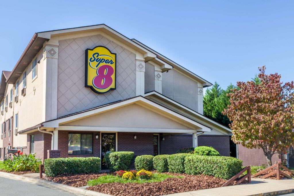 Charlotte Hotel | Super 8 by Wyndham Charlotte/Amusement Park Area