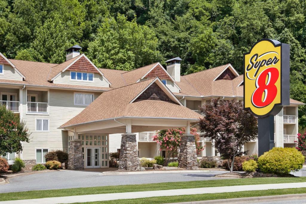 Cherokee Hotel | Super 8 by Wyndham Cherokee