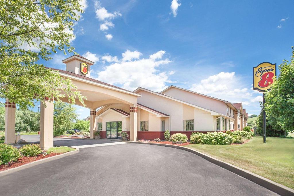 Cobleskill Hotel | Super 8 by Wyndham Cobleskill NY