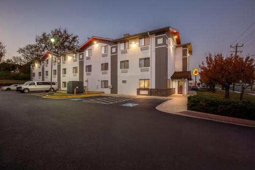 College Park Hotel | Super 8 by Wyndham College Park Wash DC Area