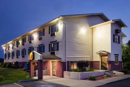 Massena Hotel | Super 8 by Wyndham Massena NY