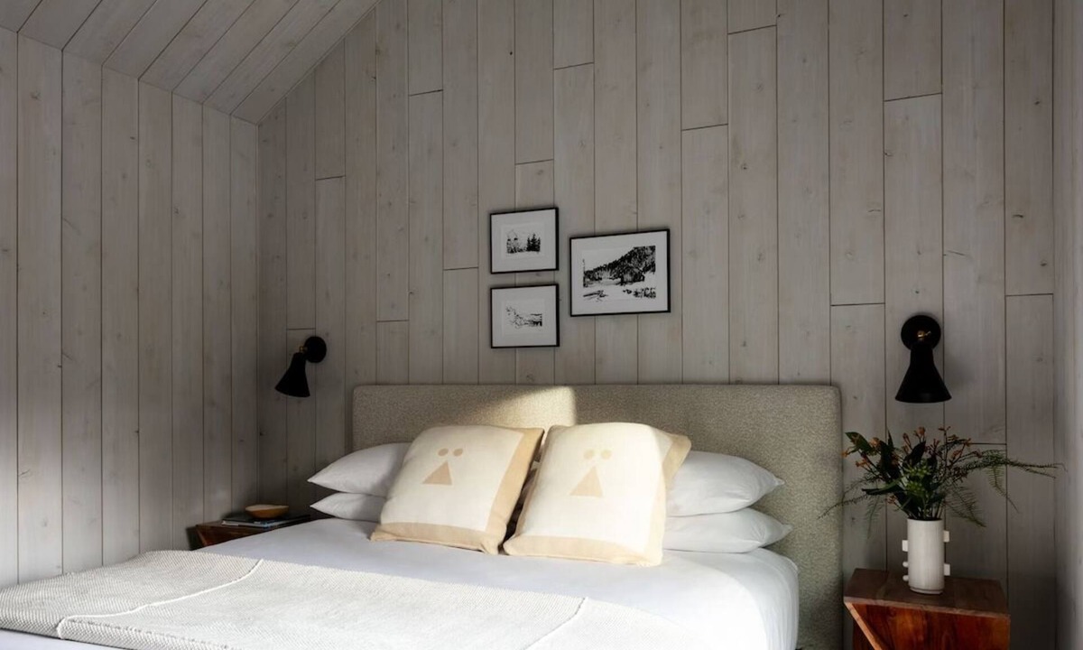 Stowe Area Hotel | Tälta Lodge, a Bluebird by Lark | Stuga - King | with Direct River Access