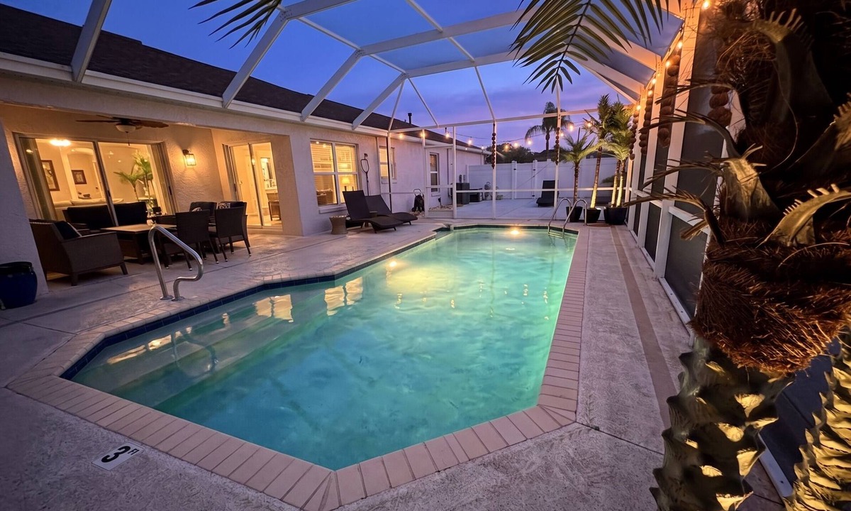 The Villages House | The Coconut Courtayrd-Private Pool& Tiki Hot Tub-Minutes From Fun-Walk 2 Golf
