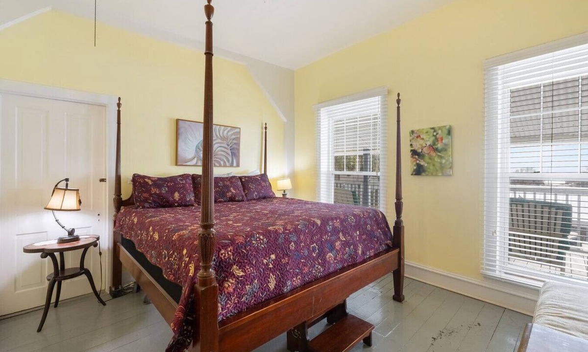 Cedar Key Hotel | The Downtown Historic Island Hotel